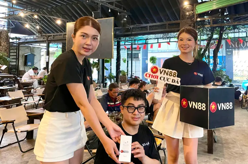 Toàn Cảnh Offline VN88 "Đại Tiệc Bóng Đá" - Phát Quà Mỏi Tay Ngày 17/5 Dân bet đến xem bóng đá vừa được giao lưu phím kèo cho nhau, vừa trải nghiệm cảm giác VIP thực thụ
